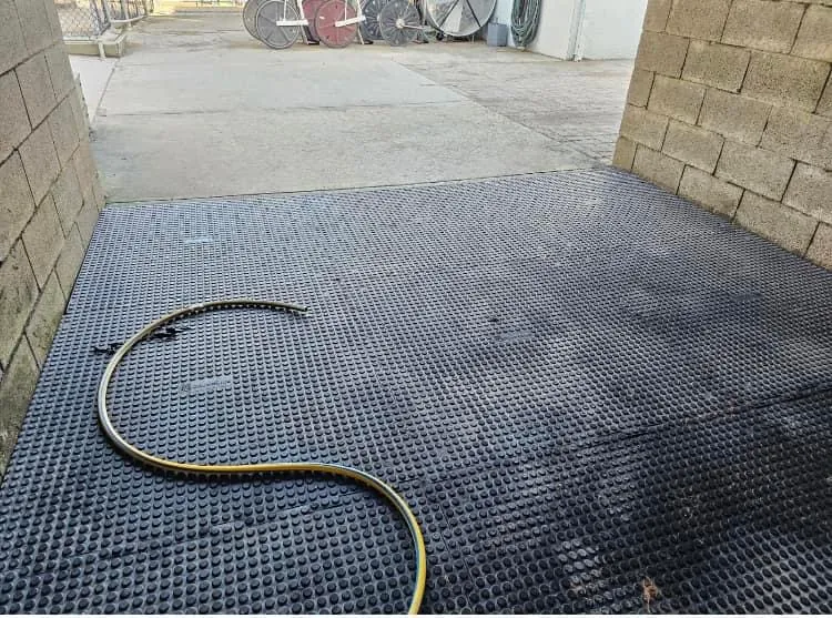 Interlocking rubber matting on a wash bay floor